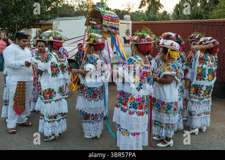 19 janvier 2019, Santa Elena, Yucatan, Mexique : les femmes en huipils brodés et chapeaux fleuris se préparent pour la danse de la tête du cochon et de la dinde, ou Baile de la cabeza del cochino y del pavo à Santa Eleana, Yucatan, Mexique. Cette danse du festival maya n'est exécutée qu'une fois par an. (Crédit image : © Jon G. Fuller/VW pics via ZUMA Wire) Banque D'Images
