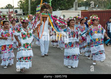 19 janvier 2019, Santa Elena, Yucatan, Mexique : des femmes en huipils brodés et chapeaux fleuris dansent la danse de la tête du cochon et de la dinde, ou Baile de la cabeza del cochino y del pavo à Santa Eleana, Yucatan, Mexique. Cette danse du festival maya n'est exécutée qu'une fois par an. (Crédit image : © Jon G. Fuller/VW pics via ZUMA Wire) Banque D'Images
