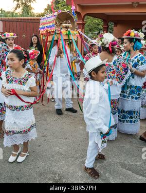 19 janvier 2019, Santa Elena, Yucatan, Mexique : les femmes en huipils brodés et chapeaux fleuris se préparent pour la danse de la tête du cochon et de la dinde, ou Baile de la cabeza del cochino y del pavo à Santa Eleana, Yucatan, Mexique. Cette danse du festival maya n'est exécutée qu'une fois par an. (Crédit image : © Jon G. Fuller/VW pics via ZUMA Wire) Banque D'Images