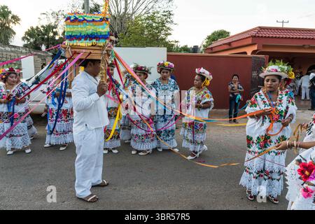 19 janvier 2019, Santa Elena, Yucatan, Mexique : les femmes en huipils brodés et chapeaux fleuris se préparent pour la danse de la tête du cochon et de la dinde, ou Baile de la cabeza del cochino y del pavo à Santa Eleana, Yucatan, Mexique. Cette danse du festival maya n'est exécutée qu'une fois par an. (Crédit image : © Jon G. Fuller/VW pics via ZUMA Wire) Banque D'Images