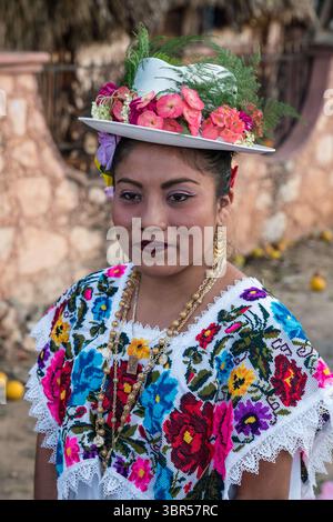 19 janvier 2019, Santa Elena, Yucatan, Mexique : les femmes en huipils brodés et chapeaux fleuris se préparent pour la danse de la tête du cochon et de la dinde, ou Baile de la cabeza del cochino y del pavo à Santa Eleana, Yucatan, Mexique. Cette danse du festival maya n'est exécutée qu'une fois par an. (Crédit image : © Jon G. Fuller/VW pics via ZUMA Wire) Banque D'Images