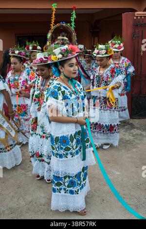 19 janvier 2019, Santa Elena, Yucatan, Mexique : les femmes en huipils brodés et chapeaux fleuris se préparent pour la danse de la tête du cochon et de la dinde, ou Baile de la cabeza del cochino y del pavo à Santa Eleana, Yucatan, Mexique. Cette danse du festival maya n'est exécutée qu'une fois par an. (Crédit image : © Jon G. Fuller/VW pics via ZUMA Wire) Banque D'Images
