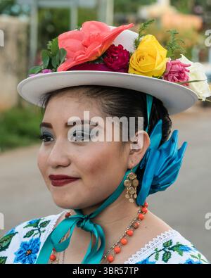 19 janvier 2019, Santa Elena, Yucatan, Mexique : les femmes en huipils brodés et chapeaux fleuris se préparent pour la danse de la tête du cochon et de la dinde, ou Baile de la cabeza del cochino y del pavo à Santa Eleana, Yucatan, Mexique. Cette danse du festival maya n'est exécutée qu'une fois par an. (Crédit image : © Jon G. Fuller/VW pics via ZUMA Wire) Banque D'Images
