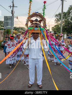19 janvier 2019, Santa Elena, Yucatan, Mexique : un homme portant la tête du cochon se prépare pour la danse de la tête du cochon et de la dinde, ou Baile de la cabeza del cochino y del pavo à Santa Eleana, Yucatan, Mexique. Cette danse du festival maya n'est exécutée qu'une fois par an. (Crédit image : © Jon G. Fuller/VW pics via ZUMA Wire) Banque D'Images