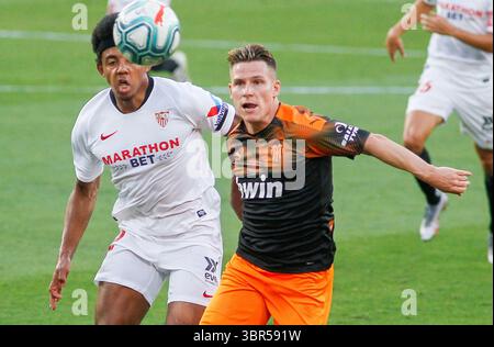 19 juillet 2020, Séville, SÉVILLE, ESPAGNE : Jules Kounde de Séville et Kevin Gameiro de Valence en action lors de la ligue espagnole, LaLiga, match de football joué entre Sevilla FC et Valencia CF au stade Ramon Sanchez Pizjuan le 19 juillet 2020 à Séville, Espagne. (Crédit image : © Manuel Gomez/AFP7 via ZUMA Wire) Banque D'Images