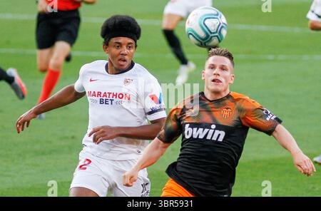 19 juillet 2020, Séville, SÉVILLE, ESPAGNE : Jules Kounde de Séville et Kevin Gameiro de Valence en action lors de la ligue espagnole, LaLiga, match de football joué entre Sevilla FC et Valencia CF au stade Ramon Sanchez Pizjuan le 19 juillet 2020 à Séville, Espagne. (Crédit image : © Manuel Gomez/AFP7 via ZUMA Wire) Banque D'Images