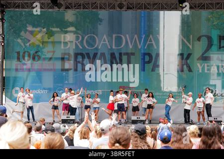 Les acteurs interprètent les moments forts de « BOOP ! La comédie musicale ». New York, USA.10th juillet 2025. Le spectacle en plein air « Broadway in Bryant Park » a attiré des foules dans le Bryant Park de New York le 10 juillet 2025, heure locale. En tant qu'événement public estival le plus populaire de la ville, cette année marque la célébration du 25e anniversaire de « Broadway in Bryant Park ». Crédit : Wang Fan/China News Service/Alamy Live News Banque D'Images
