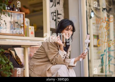 Des webcasts d'influenceurs féminins heureux lors de vos voyages Banque D'Images