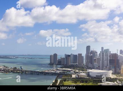 Vue aérienne du paysage urbain vibrant rencontre la mer turquoise tranquille, où l'American Airlines Arena est fier sur fond de nuages blancs moelleux, Miami, Floride, États-Unis. Banque D'Images