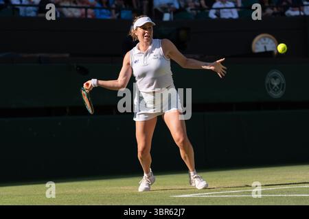 Londres, Royaume-Uni. 08 juillet 2025. LONDRES, ANGLETERRE - 8 JUILLET : Anastasia Pavlyuchenkova pendant Wimbledon 2025 au All England Lawn Tennis & Croquet Club le 8 juillet 2025 à Londres, Angleterre. (Photo de Marleen Fouchier/Orange Pictures) crédit : Orange pics BV/Alamy Live News Banque D'Images