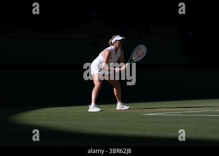 Londres, Royaume-Uni. 08 juillet 2025. LONDRES, ANGLETERRE - 8 JUILLET : Anastasia Pavlyuchenkova pendant Wimbledon 2025 au All England Lawn Tennis & Croquet Club le 8 juillet 2025 à Londres, Angleterre. (Photo de Marleen Fouchier/Orange Pictures) crédit : Orange pics BV/Alamy Live News Banque D'Images