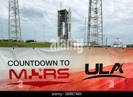 29 juillet 2020, Kennedy Space Center, Floride, États-Unis : la fusée Atlas 5 de l'United Launch Alliance transportant le rover Mars2020 est assise sur la plate-forme du Launch Complex 41 de la station aérienne de Cape Canaveral. Le lancement de la mission de rover Mars2020 « persévérance » de la NASA est prévu jeudi matin. (Crédit image : © Joe Burbank/Orlando Sentinel/TNS via ZUMA Wire) Banque D'Images