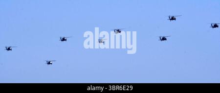 Près de deux douzaines d'hélicoptères Blackhawk et Apache ont survolé la côte au-dessus de la jetée de Santa Monica en direction de Los Angeles dans le cadre d'un exercice d'entraînement mardi, Santa Monica CA/USA le 31 juillet 2020..les 22 hélicoptères de la 25th combat Aviation Brigade étaient en route vers l'aéroport John Wayne de Fort Irwin à San Diego lors d'un exercice qui a nécessité un arrêt pour faire le plein, selon l'aéroport. (Crédit image : © Gene Blevins/ZUMA Wire) Banque D'Images