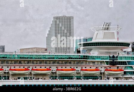31 juillet 2020, Miami, FL, États-Unis : dans cette photo de dossier, sous un ciel gris, des personnes marchent sur le pont supérieur du Royal Caribbean Majesty of the Seas, un navire de croisière de classe souveraine de 880 pieds amarré au port de Miami le jeudi 14 mai 2020. Royal Caribbean a annoncé qu'il remplace l'une des parties les moins aimées, mais les plus importantes, d'une croisière de vacances, l'exercice de sécurité. (Crédit image : © TNS via ZUMA Wire) Banque D'Images