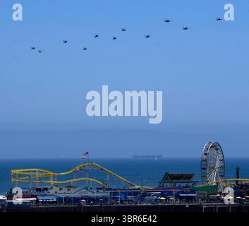 Près de deux douzaines d'hélicoptères Blackhawk et Apache ont survolé la côte au-dessus de la jetée de Santa Monica en direction de Los Angeles dans le cadre d'un exercice d'entraînement mardi, Santa Monica CA/USA le 31 juillet 2020..les 22 hélicoptères de la 25th combat Aviation Brigade étaient en route vers l'aéroport John Wayne de Fort Irwin à San Diego lors d'un exercice qui a nécessité un arrêt pour faire le plein, selon l'aéroport. (Crédit image : © Gene Blevins/ZUMA Wire) Banque D'Images