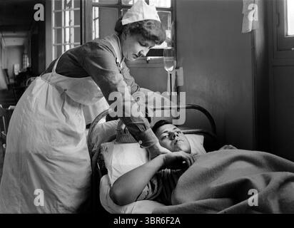 2 avril 2020, Neuilly, France : infirmière avec patient à l'hôpital militaire américain n° 1, soutenu par la Croix-Rouge américaine, Neuilly, France, Lewis Wickes Hine, American National Red Cross Photograph Collection, juin 1918 (crédit image : © JT Vintage/Glasshouse via ZUMA Wire) Banque D'Images
