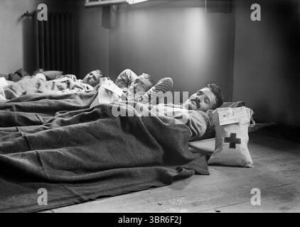 2 avril 2020, Neuilly, France : soldats français à l'hôpital militaire américain n° 1, soutenus par la Croix-Rouge américaine, attendant d'être mis au lit, Neuilly, France, Lewis Wickes Hine, Collection de photographies de la Croix-Rouge nationale américaine, juin 1918 (image crédit : © JT Vintage/Glasshouse via ZUMA Wire) Banque D'Images