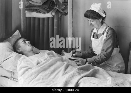 2 avril 2020, Neuilly, France : infirmière écrivant une lettre à domicile pour un soldat américain blessé à l'hôpital militaire américain n° 1, Neuilly, France, Lewis Wickes Hine, Collection de photographies de la Croix-Rouge nationale américaine, juin 1918 (crédit image : © JT Vintage/Glasshouse via ZUMA Wire) Banque D'Images