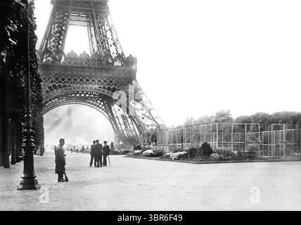 14 mai 2020, Paris, France : Garde à la Tour Eiffel pendant la première Guerre mondiale, Paris, France, bain News Service, 1915 (crédit image : © JT Vintage/Glasshouse via ZUMA Wire) Banque D'Images