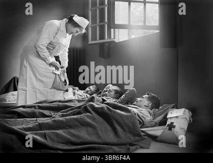 2 avril 2020, Neuilly, France : soldats français qui viennent d'être amenés à l'hôpital militaire américain n° 1, soutenus par la Croix-Rouge américaine, recevant des sacs de confort de la Croix-Rouge américaine, Neuilly, France, Lewis Wickes Hine, Collection de photographies de la Croix-Rouge nationale américaine, juin 1918 (crédit image : © JT Vintage/Glasshouse via ZUMA Wire) Banque D'Images