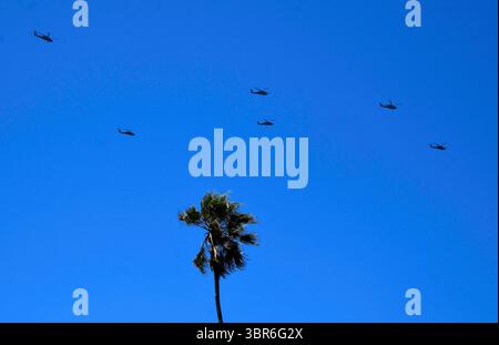 Près de deux douzaines d'hélicoptères Blackhawk et Apache ont survolé la côte au-dessus de la jetée de Santa Monica en direction de Los Angeles dans le cadre d'un exercice d'entraînement mardi, Santa Monica CA/USA le 31 juillet 2020..les 22 hélicoptères de la 25th combat Aviation Brigade étaient en route vers l'aéroport John Wayne de Fort Irwin à San Diego lors d'un exercice qui a nécessité un arrêt pour faire le plein, selon l'aéroport. (Crédit image : © Gene Blevins/ZUMA Wire) Banque D'Images