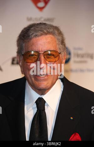 11 février 2011, Los Angeles, Californie, États-Unis : LOS ANGELES, CA - 11 FÉVRIER : Tony Bennett arrive au concours MusiCares personne de l'année 2011 en l'honneur de Barbra Streisand au Los Angeles Convention Center le 11 février 2011 à Los Angeles, Californie. .People : Tony Bennett. (Crédit image : © SMG via ZUMA Wire) Banque D'Images