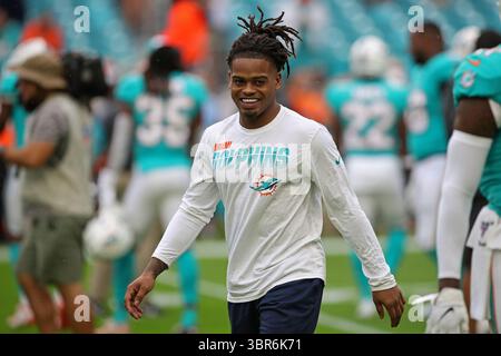 22 décembre 2019, Miami Gardens, FL, États-Unis : la sécurité des Dolphins de Miami Bobby McCain sur le terrain avant un match contre les Bengals de Cincinnati le 22 décembre 2019 au Hard Rock Stadium de Miami Gardens, Floride. (Crédit image : © TNS via ZUMA Wire) Banque D'Images