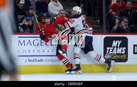 5 mars 2020, Chicago, il, États-Unis : le centre des Blackhawks de Chicago Drake Caggiula (91) et le défenseur des Oilers d'Edmonton Caleb Jones (82) combattent en première période au United Center le 5 mars 2020 à Chicago. Caggiula a été suspendu pour un match pour un chèque illégal à la tête du centre des Oilers d'Edmonton, Tyler Ennis, lors de la victoire de samedi 6-4. (Crédit image : © TNS via ZUMA Wire) Banque D'Images