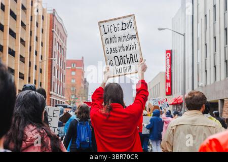 Un homme brandit une pancarte allemande lors d'un rassemblement anti=Trump Banque D'Images