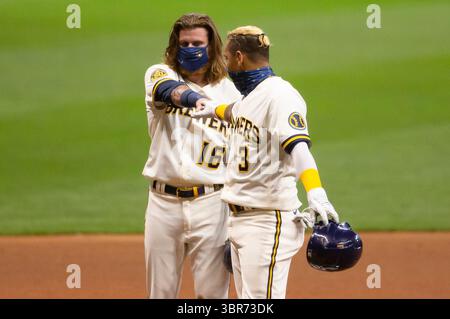3 août 2020 : Orlando Arcia #3 des Milwaukee Brewers et Ben Gamel #16, le terrain de droite des Milwaukee Brewers, discutent lors d'un changement de lancers du match de baseball de la Ligue majeure entre les Brewers de Milwaukee et les White Sox de Chicago au Miller Park de Milwaukee, WISCONSIN. John Fisher/CSM(image de crédit : &copy ; John Fisher/CSM via ZUMA Wire) Banque D'Images