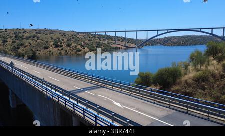 Deux ponts modernes traversant un large réservoir bleu de rivière. Banque D'Images