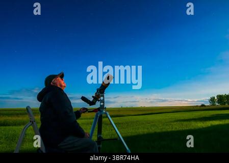 14 juillet 2019 : un selfie de moi observant au clair de lune avec le réfracteur apo de 80mm. Pour une utilisation comme illustration de livre... Une seule exposition avec le Sigma 24mm et le Nikon D750. (Crédit image : © Alan Dyer/VW pics via ZUMA Wire) Banque D'Images