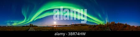 11 septembre 2019 : un panorama à 240Â° des aurores boréales depuis la promenade dans le parc urbain Rotary à Yellowknife, T.N.-O., le 10 septembre 2019. Une lune gibbbous cirée est brillante au sud et illumine le ciel et le paysage. Malgré le clair de lune et les lumières de la ville, l'aurore brille encore brillamment bien que ce n'était pas un spectacle brillant cette nuit. L'indice KP n'était que de 1 ou 2. L'aurore balaie le ciel d'est en ouest ici, passant haut à travers le sud et encadrant la Lune. ..le Big Dipper est à l'extrême droite ; les Pléiades s'élèvent à l'extrême gauche. Andromeda est en haut à gauche. ..ceci est un p de 7 segments Banque D'Images