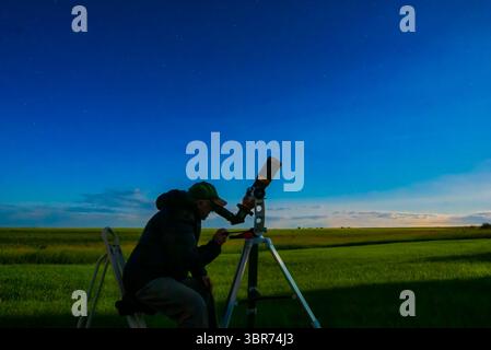 14 juillet 2019 : un selfie de moi observant au clair de lune avec le réfracteur apo de 80mm. Pour une utilisation comme illustration de livre... Une seule exposition avec le Sigma 24mm et le Nikon D750. (Crédit image : © Alan Dyer/VW pics via ZUMA Wire) Banque D'Images