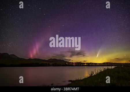 14 juillet 2020, Alberta, Canada : comète NEOWISE (C/2020 F3) avec les aurores boréales et une aurore STEVE arc à gauche, partout sur la rivière Waterton au parc national des Lacs-Waterton, Alberta, les 13 et 14 juillet 2020. C'était de l'aire de pique-nique Maskinonge. Le Big Dipper est en haut à gauche. Une clôture de piquet vert très pâle aurora est à droite au-dessus de la comète, une caractéristique des arcs STEVE. Ce fut une nuit stupéfiante pour les phénomènes du ciel ! . .Ceci est un mélange d'une pile de six expositions pour le sol et l'eau pour lisser le bruit, mélangé avec une seule exposition courte pour le ciel, toutes les 15 secondes à f/2 et IS Banque D'Images