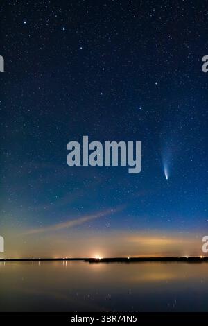 21 juillet 2020, Alberta, Canada : comète NEOWISE (C/2020 F3) au-dessus des eaux tranquilles cette nuit du lac Crawling dans le sud de l'Alberta. Le Big Dipper est au sommet. Même dans cette courte exposition, les deux queues â€” poussière et ion â€” sont visibles. C'était le 20 juillet 2020. La queue ionique bleue se prolonge dans le bol de la Big Dipper, sur une longueur de 20Â°. Très impressionnant ! ..le contenu principal de l'image est une exposition unique sans suivi de 20 secondes à f/2,2 et ISO 3200 avec l'objectif Canon 35mm et Canon 6D MkII. Les nuages lointains, l'horizon et l'eau dans la distance et dans l'immédate renoncent sans étoiles Banque D'Images