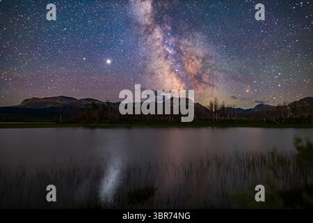 14 juillet 2020, Alberta, Canada : la zone centrale galactique de la voie lactée au-dessus de l'étang Maskinonge dans le parc national des Lacs-Waterton, Alberta. Jupiter est l'objet lumineux à gauche, avec Saturne dimmer à gauche (est) de Jupiter. À l'été 2020, les deux planètes étaient proches l'une de l'autre dans le ciel d'été. Jupiter fournit le chemin des paillettes sur l'eau. Antares et Scorpius sont à droite. Le Sagittaire est au centre. C'était du 13 au 14 juillet 2020... comme c'est typique de Waterton, il y avait suffisamment de vent ce soir pour qu'il n'y ait pas de reflet net des étoiles et de la voie lactée dans l'eau. ..ceci est une pile de 12 expo Banque D'Images