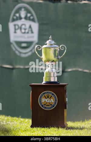 Le trophée Rodman Wanamaker USPGA le dernier jour du Championnat PGA 2013, Oak Hill Country Club, Rochester, New York, États-Unis le Championnat PGA 2013, la 95e édition du tournoi, s'est déroulé du 8 au 11 août 2013 au Oak Hill Country Club (East course) à Rochester, New York. Trophée dans un individu sur son propre cadre. Le trophée Wanamaker, décerné annuellement au vainqueur du championnat de la PGA, est l'un des trophées les plus prestigieux et les plus reconnaissables du golf professionnel. Présenté pour la première fois en 1916, le trophée porte le nom du magnat des grands magasins Rodman Wanamaker, qui a aidé establis Banque D'Images