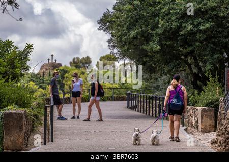 4 août 2020, Barcelone, Espagne : une résidente est vue promenant ses animaux de compagnie près des touristes au Park GÃ¼ell à Barcelone..malgré le libre accès pour les résidents de Barcelone pendant l’été, le Park GÃ¼ell, l’un des espaces les plus visités de la ville de Barcelone, a une faible fréquentation des touristes et des visiteurs en raison des épidémies de contagion COVID-19. (Crédit image : © Paco Freire/SOPA images via ZUMA Wire) Banque D'Images