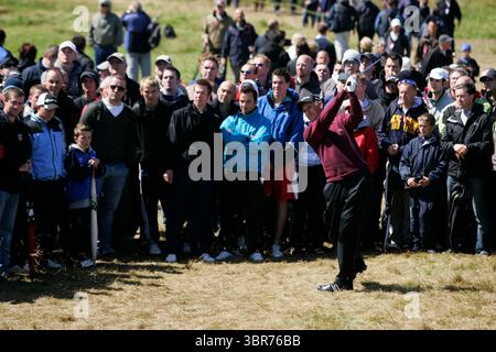 Simon Wakefield sur le 9e trou à l'Open Championship 2008, 3e jour, Royal Birkdale GC, Merseyside, Royaume-Uni. Crédit photo : Mark Newcombe / www.visionsingolf.com L'Open Championship 2008 s'est déroulé du 17 au 20 juillet au Royal Birkdale Golf Club de Southport, en Angleterre. Cette édition du championnat a été marquée par des conditions météorologiques difficiles et un résultat spectaculaire et inattendu Banque D'Images