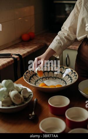 Femme préparant un dessert crème brûlée maison Banque D'Images