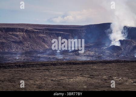 La fureur de la nature se réveille : la fumée monte du volcan Banque D'Images