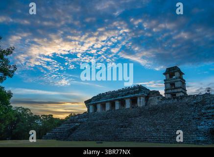 30 juillet 2018, Palenque, Chiapas, Mexique : le Palais au lever du soleil dans les ruines de la ville maya de Palenque, Parc National de Palenque, Chiapas, Mexique. Un site classé au patrimoine mondial de l'UNESCO. (Crédit image : © Jon G. Fuller, Jr/VW pics via ZUMA Wire) Banque D'Images