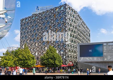 Façade pixelisée innovante de l'Université de Ravensbourne à côté de l'O2 Arena. Londres, Royaume-Uni, 19 mai 2024 Banque D'Images