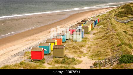 Findhorn Moray Coast Scotland cabanes de plage colorées et herbe de mer verte en été Banque D'Images