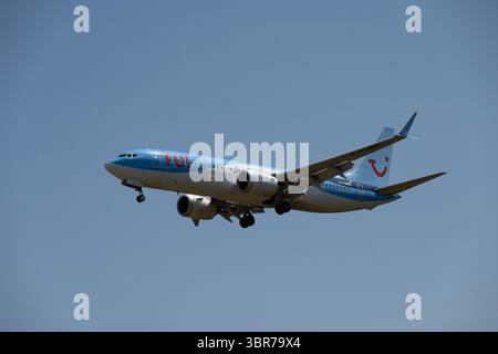 TUI Airways Boeing 737 MAX 8 atterrissant à l'aéroport de Birmingham, Royaume-Uni (G-TUMW) Banque D'Images