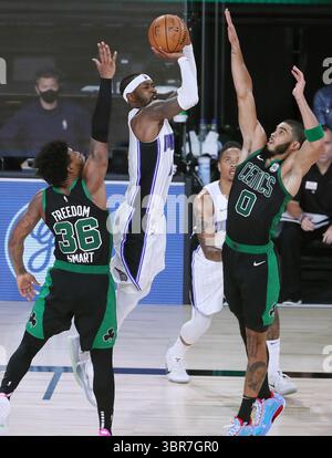 9 août 2020, Orlando, FL, États-Unis : Terrence Ross (au milieu), gardien magique d'Orlando, tourne entre Marcus Smart (36) et Jayson Tatum (0), le dimanche 9 août 2020 à l'ESPN Wide World of Sports de Disney à Orlando, en Floride. (Crédit image : © TNS via ZUMA Wire) Banque D'Images