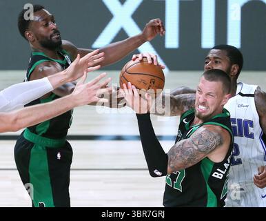 9 août 2020, Orlando, FL, États-Unis : L'attaquant des Boston Celtics Daniel Theis (27 ans) tire agressivement dans un rebond devant l'attaquant Magic d'Orlando Gary Clark (à droite) et le garde des Boston Celtics Jaylen Brown (à gauche) le dimanche 9 août 2020 à l'ESPN Wide World of Sports de Disney à Orlando, en Floride. (Crédit image : © TNS via ZUMA Wire) Banque D'Images
