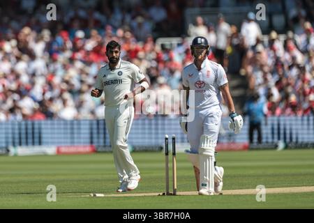 Jasprit Bumrah de l'Inde joue au capitaine anglais Ben Stokes alors qu'il célèbre le bowling du capitaine anglais Ben Stokes lors du 3e Rothesay test match Day 2 Angleterre v India at Lords, Londres, Royaume-Uni, 11 juillet 2025 (photo par Mark Cosgrove/News images) crédit : News images LTD/Alamy Live News crédit : News images LTD/Alamy Live News Banque D'Images
