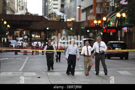 10 août 2020, Chicago, il, États-Unis : la police de Chicago enquête sur les fusillades qui ont eu lieu tôt le matin du 10 août 2020 alors que des pillages sporadiques se poursuivent dans la ville. (Crédit image : © TNS via ZUMA Wire) Banque D'Images